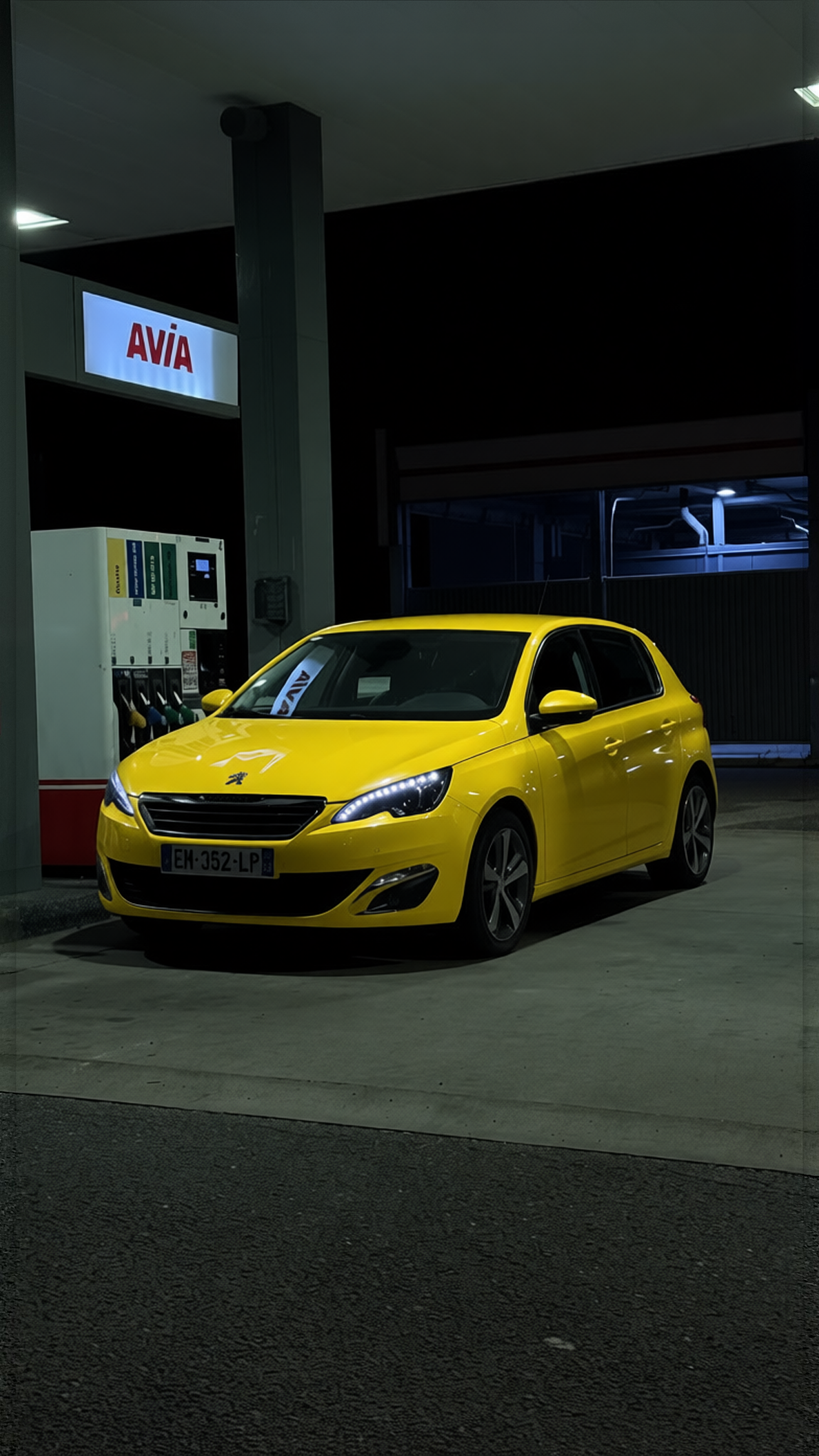 Peugeot 308 en Racing Yellow gloss paint