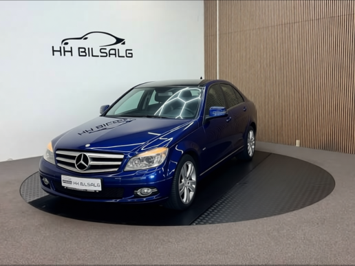 Preview Car 12 rendered in Deep Navy gloss paint
