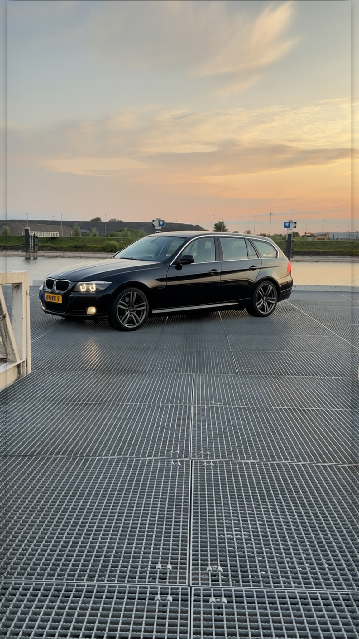 Preview Car 2 rendered in Black gloss paint