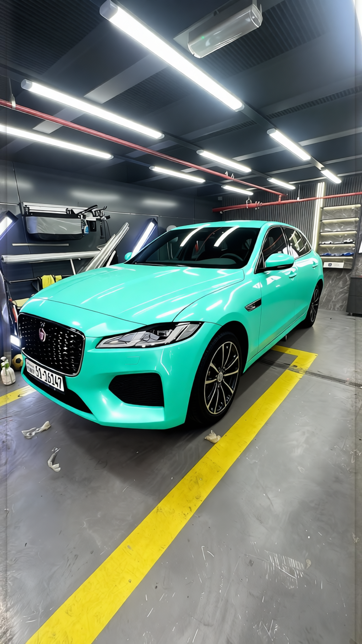 Preview Car 8 rendered in Super Gloss LB Tiffany Blue gloss wrap