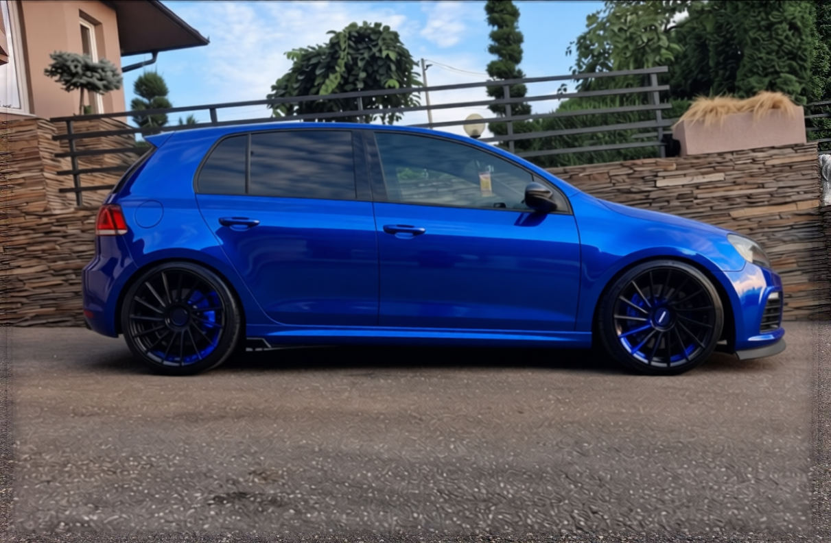 Preview Car 12 rendered in Royal Blue gloss wrap