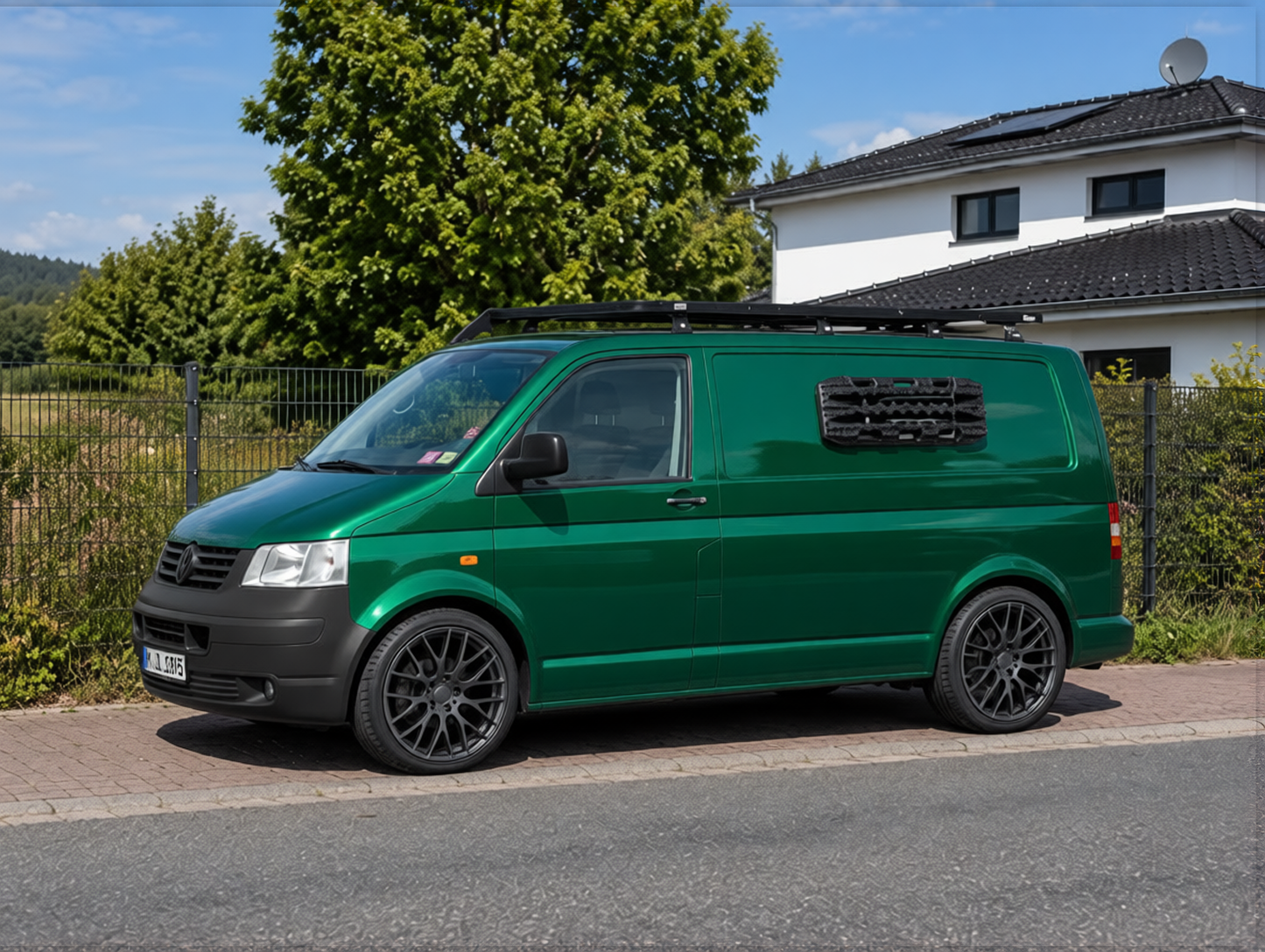 Preview Car 3 rendered in Racing Green gloss paint